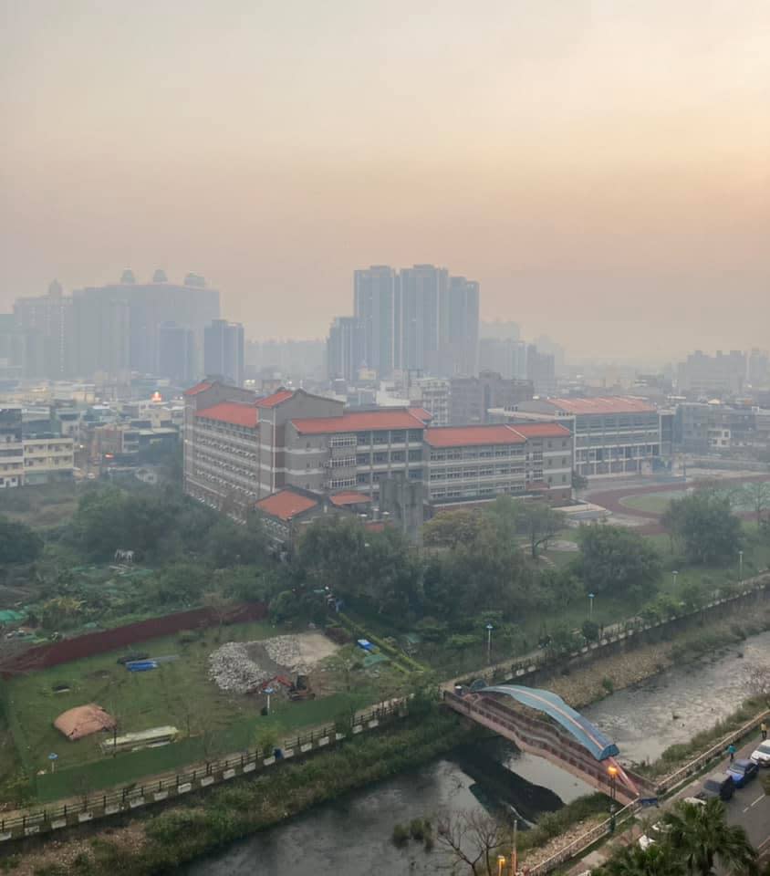 天氣風險公司於桃園拍攝照片顯示，空污已讓北部成霧濛濛一片。   圖：翻攝自天氣風險公司 臉書專頁