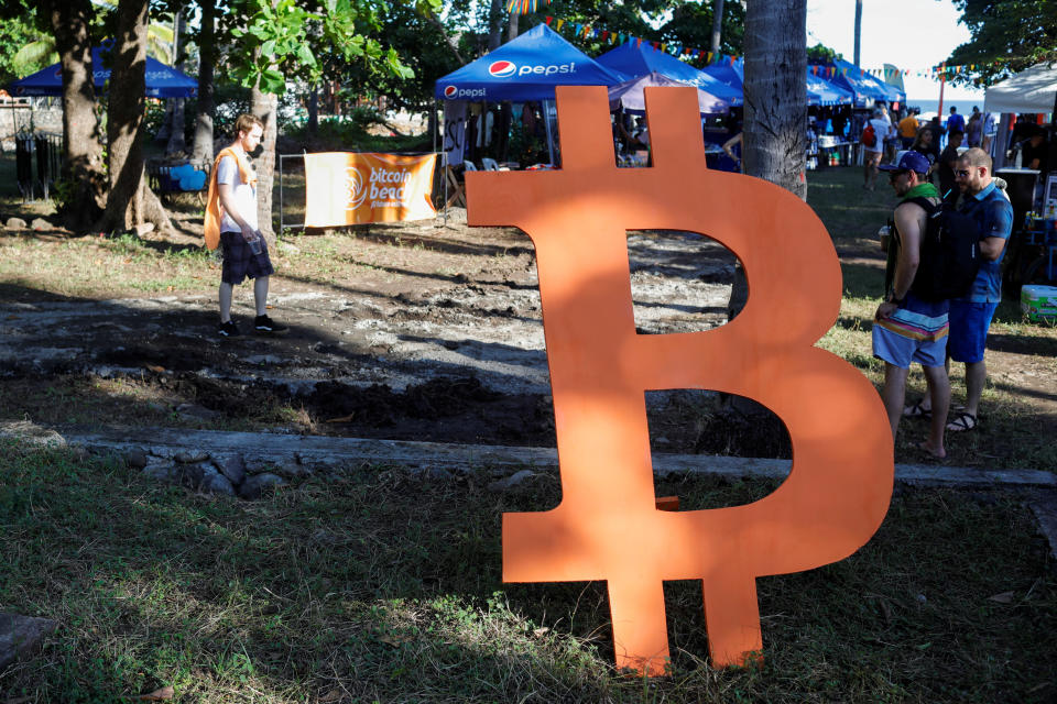 Imagen de archivo. La gente se reúne en un mercado durante un encuentro entre usuarios de bitcóin en el cierre de Adopting Bitcoin, en la playa El Zonte, en Chiltiupán, El Salvador. 9 de noviembre de 2023. REUTERS/Jose Cabezas