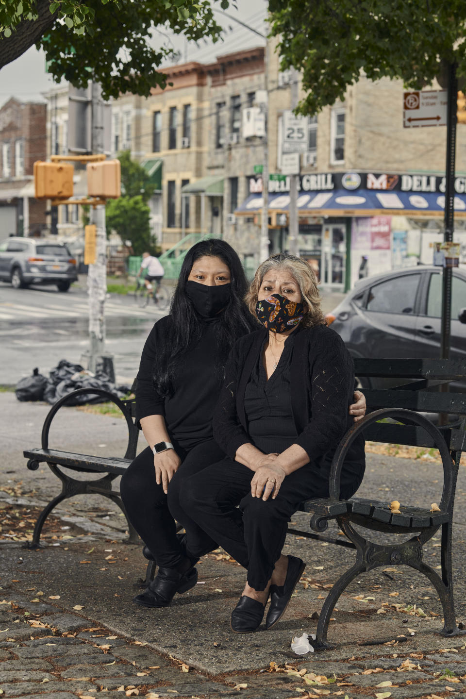 Elizabeth Martínez, a la izquierda, y su madre, María Martínez, que siguió los pasos del padre de Elizabeth en el negocio de la limpieza, en Nueva York, el 8 de julio de 2020. (Christopher Gregory/The New York Times)