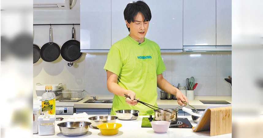 鄭元暢首度下廚製作「韓式炸雞」。（圖／最大國際娛樂提供）