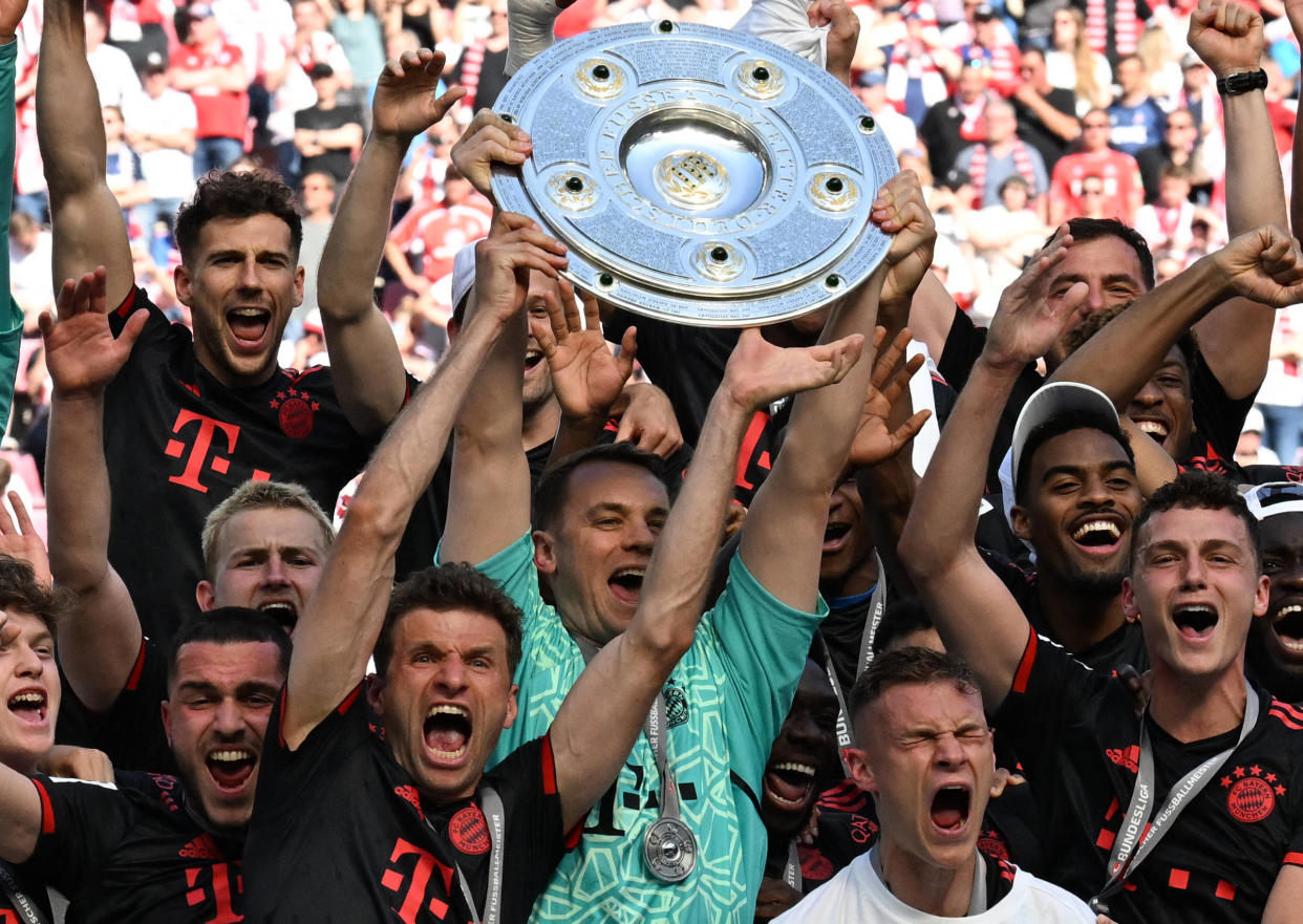 Au terme d’une dernière journée de championnat totalement folle, les joueurs du Bayern Munich se sont octroyés le titre de champion d’Allemagne au détriment du Borussia Dortmund, pourtant premier avant la dernière journée. 