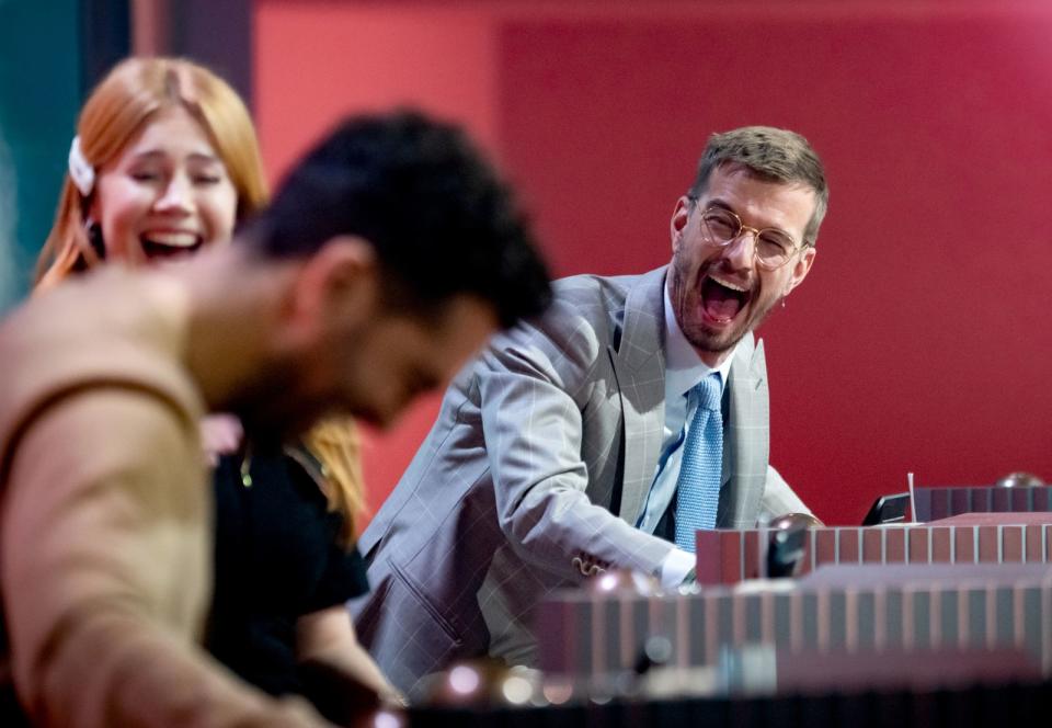 "Wer stiehlt mir die Show?" ist eine Unterhaltungsshow der besonderen Art, von links: Elyas M'Barek, Palina Rojinski und Joko Winterscheidt. (Bild: ProSieben / Claudius Pflug)