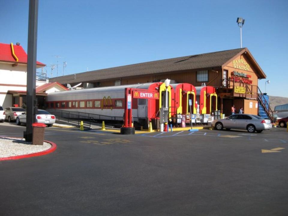 En Barstow, California, hay otro con forma de tren. (Foto: Twitter / <a href="http://twitter.com/gannjerrod/status/1258969441787736065?s=20" rel="nofollow noopener" target="_blank" data-ylk="slk:@gannjerrod;elm:context_link;itc:0;sec:content-canvas" class="link ">@gannjerrod</a>).