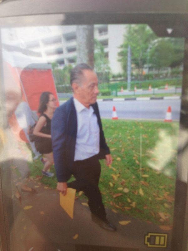 Independent candidate Ooi Boon Ewe arrives at North Vista Sec School. (Yahoo! photo)