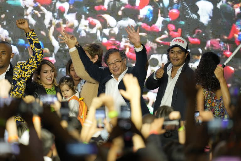 Gustavo Petro, en el centro, es acompañado por su hijo Nicolás Petro, a la derecha, en la jornada electoral del 29 de mayo de 2022 en Bogotá, Colombia.