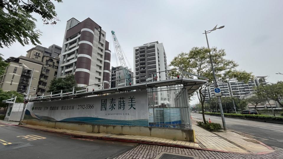 近年該區除義泰建設，國泰建設推出的「國泰蒔美」單價也突破百萬元，更有多筆交易站上120萬元。（圖／EBC地產王張琬聆攝）