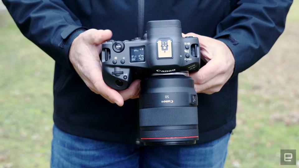 <p>Canon EOS R3 mirrorless camera review</p>
