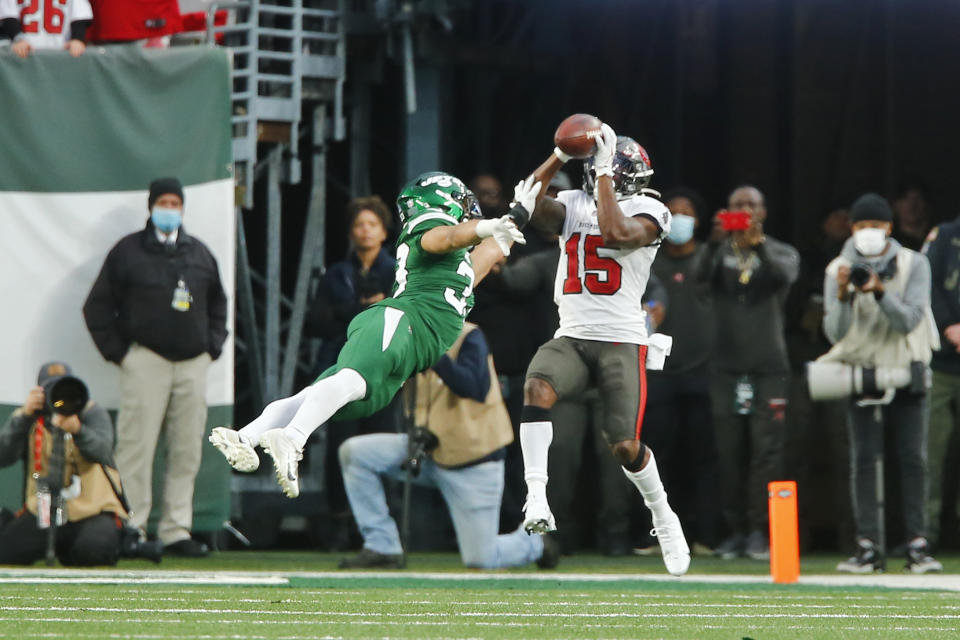 Tampa Bay Buccaneers' Cyril Grayson, right, scores a touchdown during the second half of an NFL football game against the New York Jets, Sunday, Jan. 2, 2022, in East Rutherford, N.J. (AP Photo/John Munson)