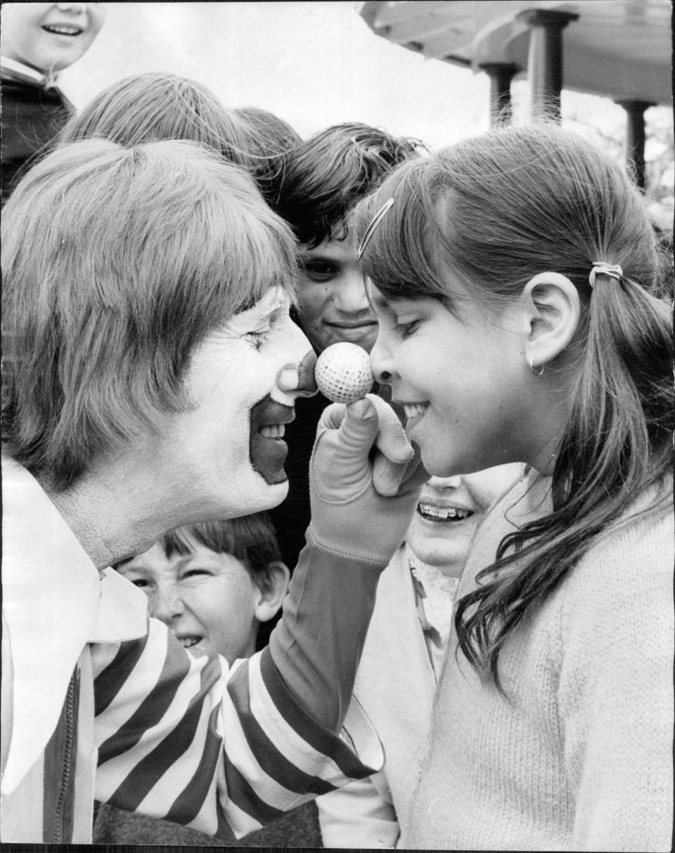 1974: Ronald McDonald Entertains