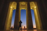 <p>Vor dem Lincoln Memorial im US-amerikanischen Washington sehen sich Frühaufsteher den ersten Sonnenaufgang des Jahres an. (Bild: AP Photo/J. David Ake) </p>