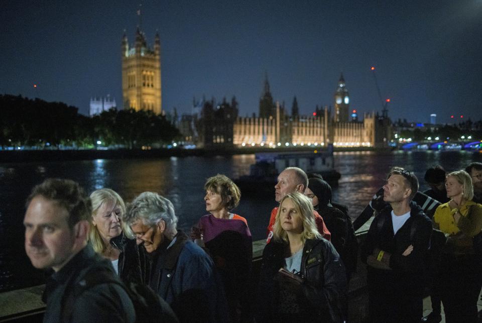 The line of people overlooking the Thames (REUTERS)