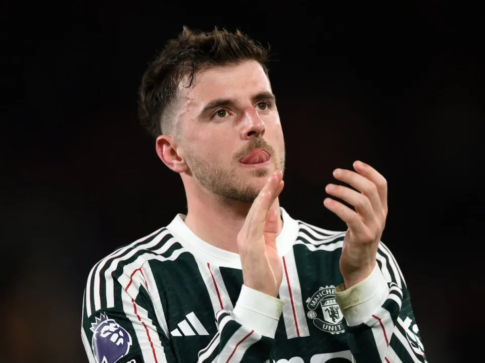 Mason Mount of Manchester United applauds the fans after a draw against Brentford (Getty Images)