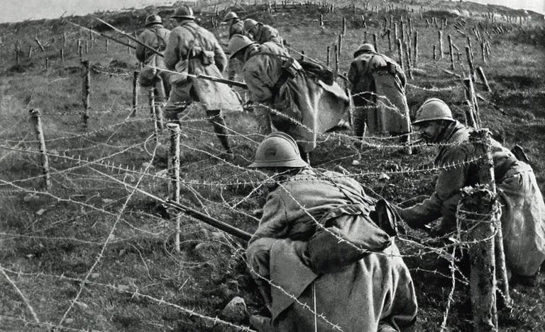 Los soldados franceses se mueven en ataque desde su trinchera durante la batalla de Verdún, en el marco de la Primera Guerra Mundial
