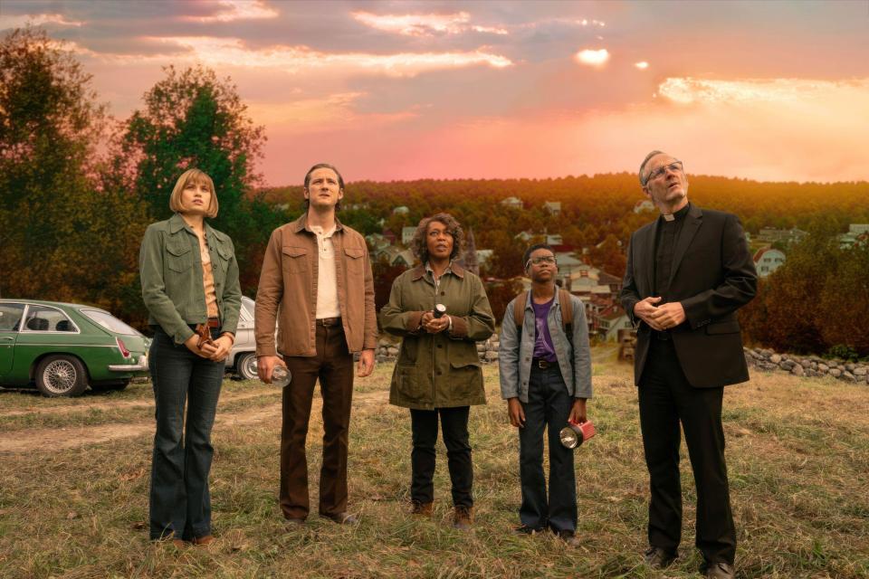 SALEM'S LOT, from left: Makenzie Leigh, Lewis Pullman, Alfre Woodard, Jordan Preston Carter, John Benjamin Hickey, 2024. ph: Justin Lubin / © Warner Bros. /Courtesy Everett Collection