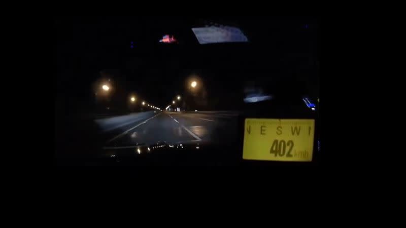 有網友在臉書爆料公社分享一段「國道極速400」影片，從車內改裝時速表可見，該車的車速從時速270一路飆升至402。（圖／翻攝畫面）