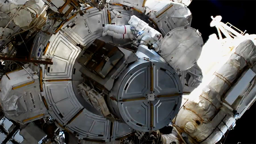 國際太空站更換站外太陽能充放電組鋰電池，此次由全女性太空人負責，2名女太空人15日完成任務。   圖：翻攝自美國太空總署
