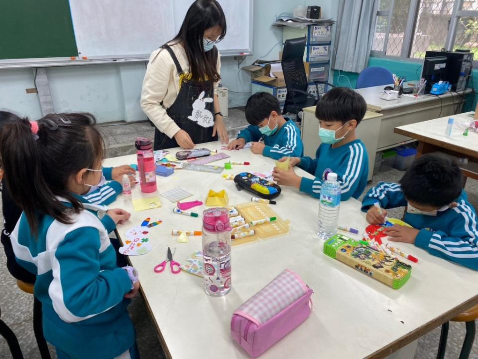 東華大學辦理南華國小寒假英語科技營，指導低年級學童進行美勞課動手做。(東華大學提供)