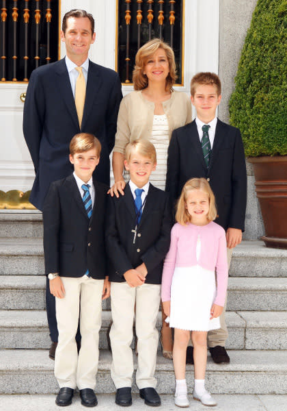Spanish Infanta Cristina (top C) and her husband Inaki Urdangarin (top L) pose for a picture with their children Juan (top R), Pablo (bottom L), Miguel (bottom C) and Irene in a Christmas greeting card distributed by the Spanish Royal House on December 16, 2011. REUTERS/Spanish Royal House/Casa de Su Majestad el Rey/Handout (SPAIN - Tags: ROYALS) FOR EDITORIAL USE ONLY. NOT FOR SALE FOR MARKETING OR ADVERTISING CAMPAIGNS. THIS IMAGE HAS BEEN SUPPLIED BY A THIRD PARTY. IT IS DISTRIBUTED, EXACTLY AS RECEIVED BY REUTERS, AS A SERVICE TO CLIENTS