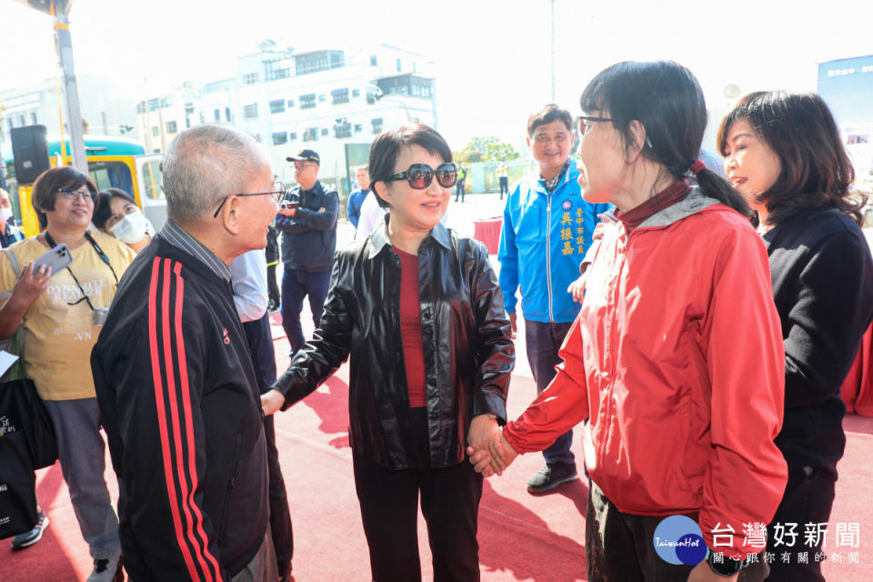 台中市民許景堂與李碧虹伉儷為紀念已故愛子許良宇先生，出資超過1.2億元於東勢區興建「許良宇圖書館」，並捐贈予市府。