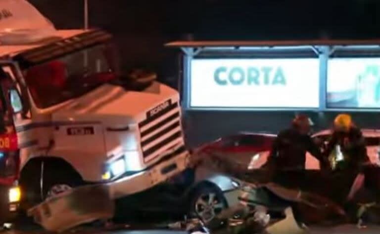 Dos personas murieron en un accidente en Panamericana: un camión perdió el conteiner que transportaba