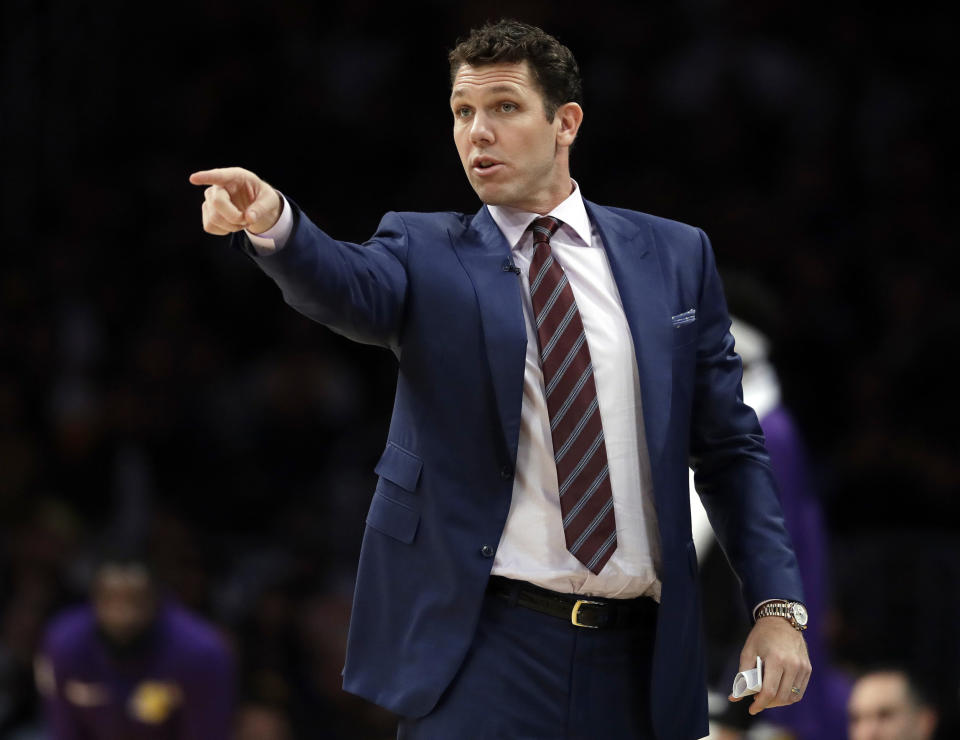 ARCHIVO - En esta foto de archivo del 20 de octubre de 2018, el entrenador de los Lakers de Los Ángeles, Luke Walton, dirige a su equipo durante la segunda mitad de un juego de la NBA contra los Rockets de Houston en Los Ángeles. (AP Foto/Marcio Jose Sanchez, Archivo)