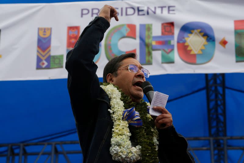 El candidato presidencial Luis Arce del partido Movimiento al Socialismo (MAS) habla durante un mitin de clausura antes de las elecciones presidenciales bolivianas, en El Alto, en las afueras de La Paz