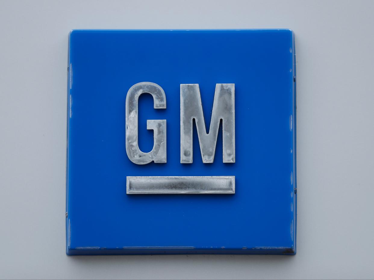 Se muestra un logotipo de GM en la planta de ensamblaje de General Motors Detroit-Hamtramck en Hamtramck, Michigan General Motors, el fabricante de automóviles de Detroit que está haciendo un impulso agresivo hacia los vehículos eléctricos, está estableciendo el objetivo de convertirse en carbono neutral tanto en sus productos globales como en sus operaciones para 2040 ((Associated Press0)