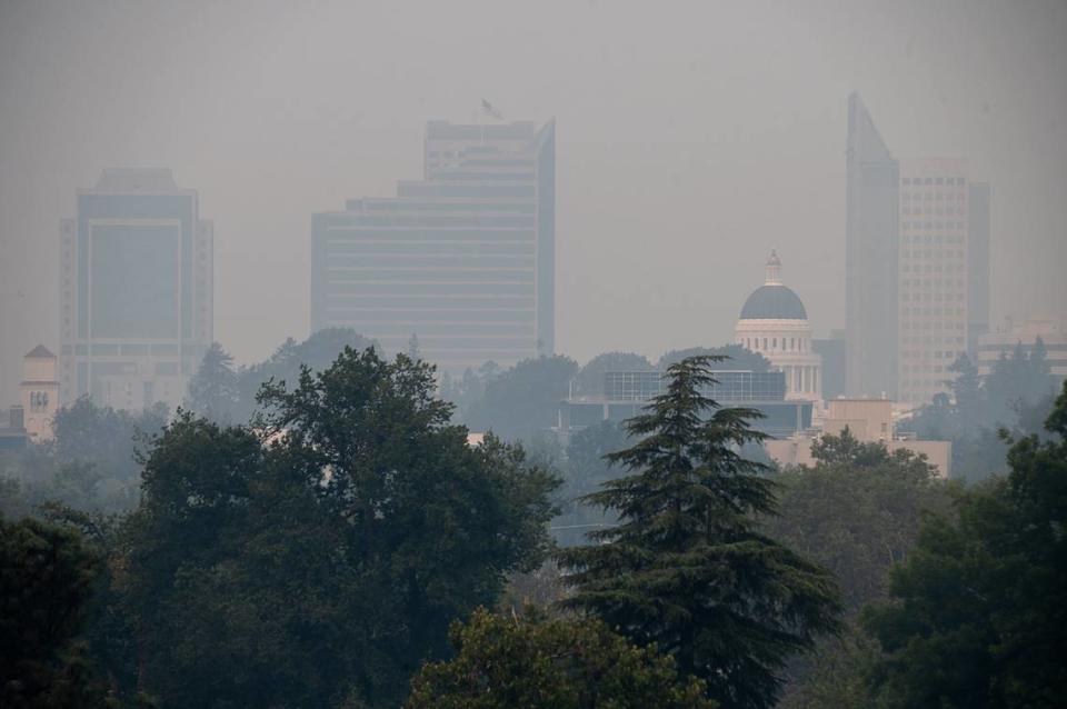 El horizonte del centro de Sacramento se ve oscurecido por el humo de los incendios forestales en el norte de California el lunes 24 de agosto de 2020. Las lecturas de la calidad del aire para las partículas (PM 2.5), el contaminante más estrechamente asociado con el humo, estaba en Paul Kitagaki Jr./Sacramento Bee file