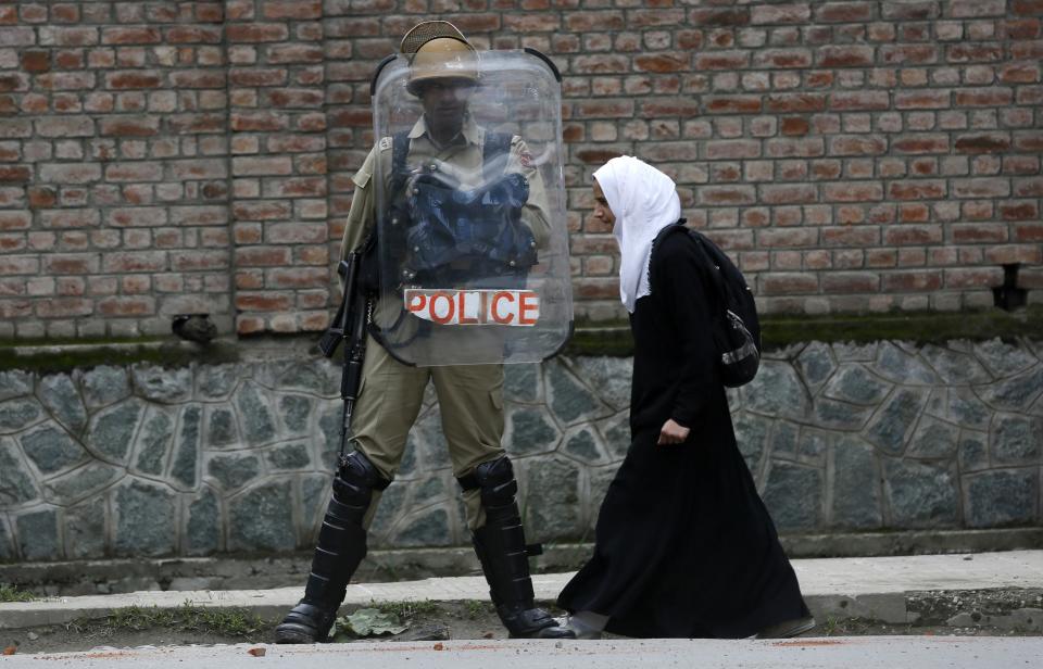 <p>Eine kaschmirische Muslimin geht während einer Demonstration anlässlich der Vergewaltigungsprozesse in Srinagar, dem indisch kontrollierten Teil Kaschmirs, an einem Polizisten vorbei. Im Land kam es in letzter Zeit zu zahlreichen Protesten, nachdem ein achtjähriges Mädchen getötet, ein anderes verschleppt und vergewaltigt wurde. (Bild: AP Photo/Mukhtar Khan) </p>