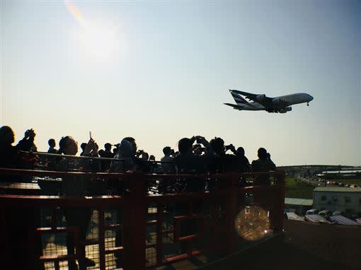 桃園機場旁的複合式餐廳，宣布暫時歇業。（圖／翻攝自看機機餐廳）