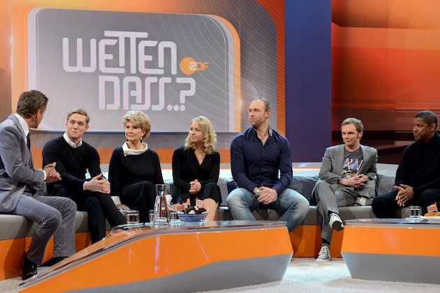 Mit Spaß bei der Sache: Die Gäste auf der „Wetten, dass..?“-Couch (Bild: ZDF/Sascha Baumann)