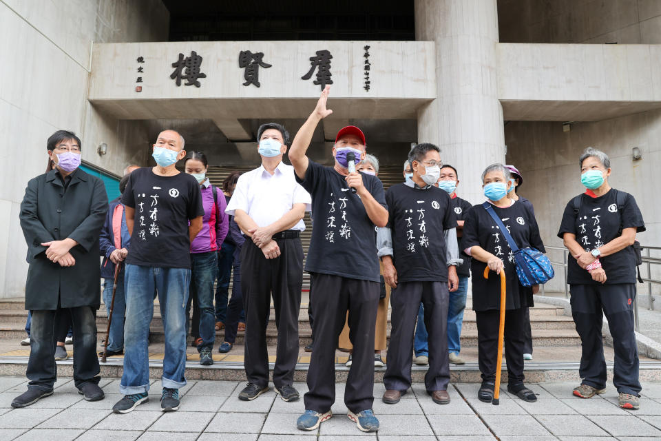 黎明幼兒園長、台灣土地正義行動聯盟理事林金連（前中）4日在立法院舉行記者會，宣布參選台中第2選區立法委員補選。（中央社）