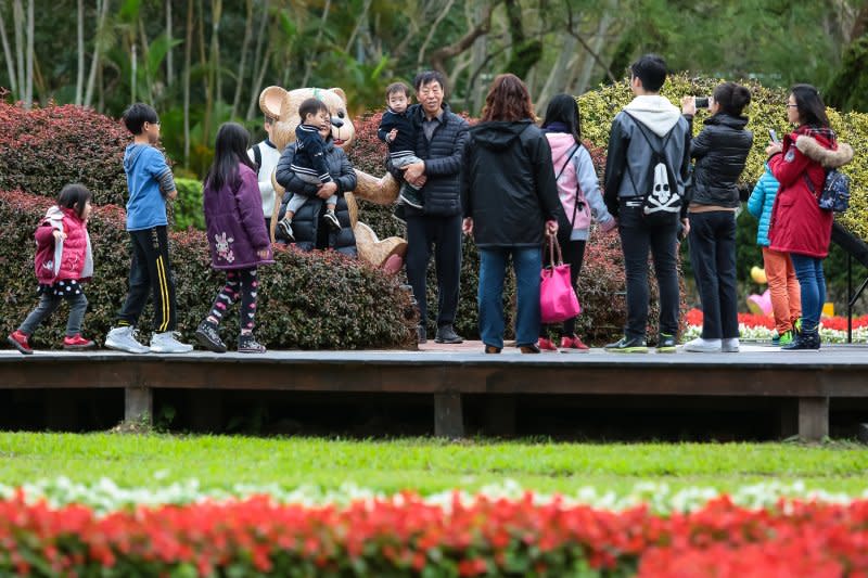 台北士林官邸內到處都是泰迪熊，也可見遊客開心與熊熊合影。（顏麟宇攝）
