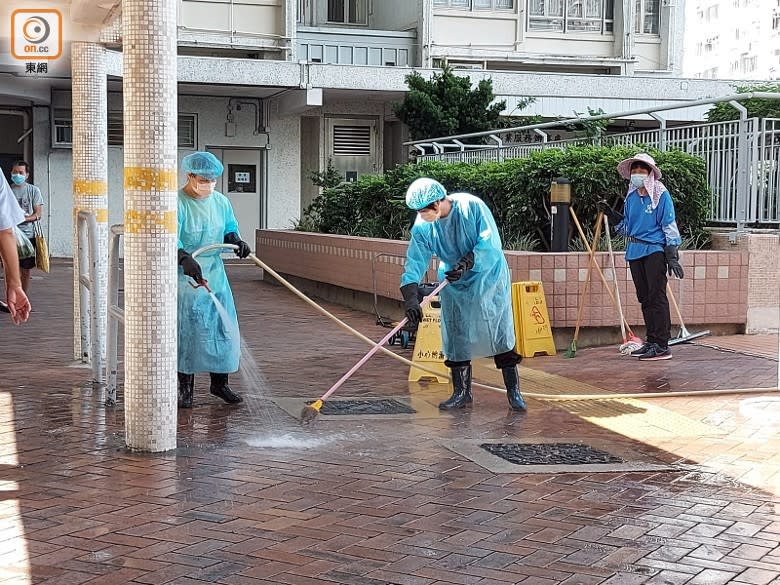 有清潔人員在彩輝邨的公共地方清潔及消毒。(趙瑞麟攝)