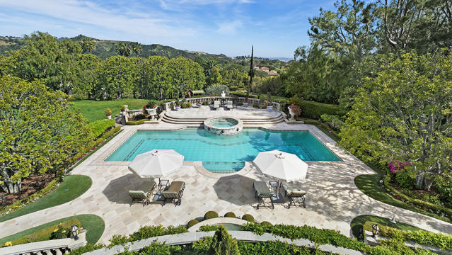 Rod Stewart Asks $70 Million for Massive Los Angeles Château - WSJ