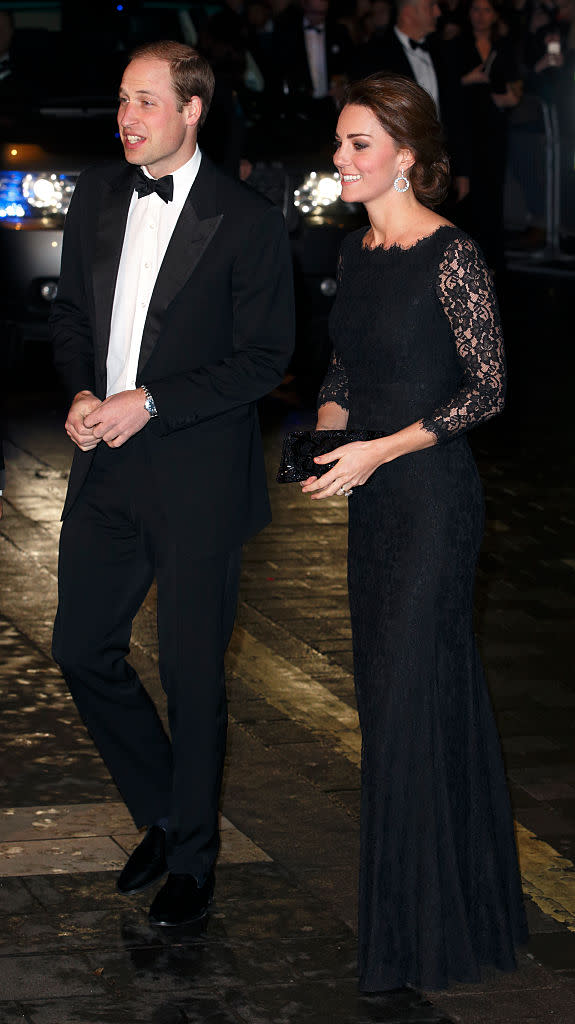 <p>Als sie mit Prinzessin Charlotte schwanger war, trug die Herzogin von Cambridge zur Royal Variety Performance 2014 ein Spitzenkleid von Diane Von Fürstenberg. <em>[Bild: Getty]</em> </p>