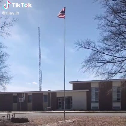 La fachada de la escuela-casa de Riley. (Tik Tok/riley.lh)