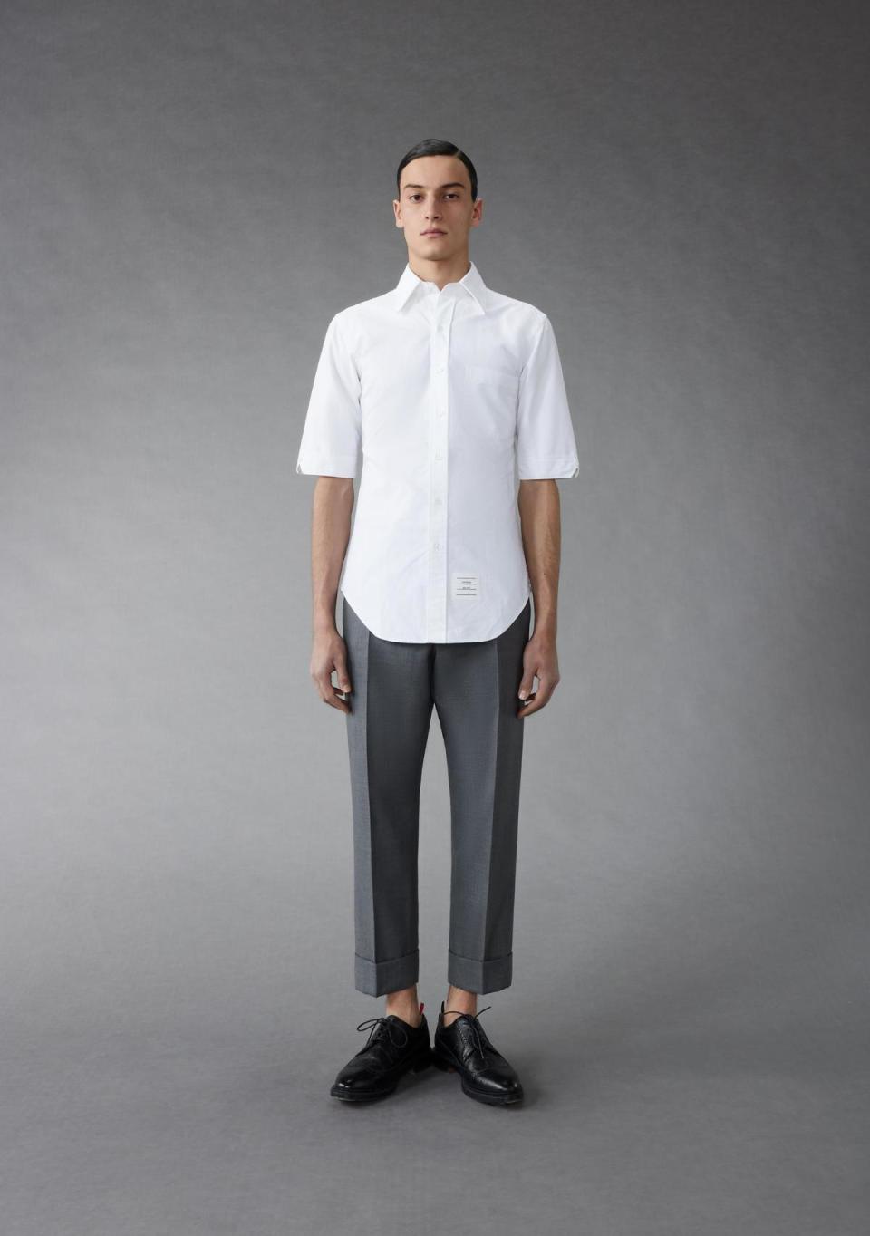 THOM BROWNE SS22 MTM Shirting 短袖牛津布襯衫 價格店洽 THOM BROWNE。（THOM BROWNE提供）