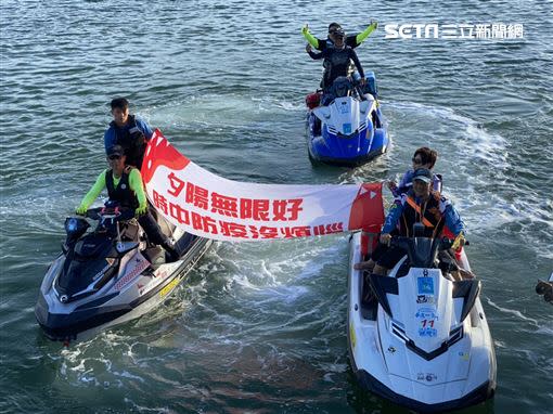 蔡易餘以水上摩托車拉布條歡迎陳時中。（圖／嘉義縣政府提供）