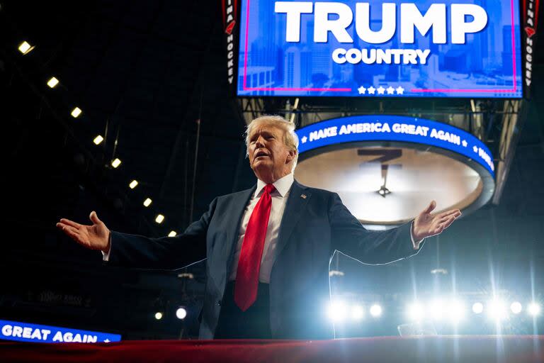 El expresidente Donald Trump, candidato presidencial republicano, llega a su mitin de campaña en el Coliseo Bojangles el 24 de julio de 2024 en Charlotte, Carolina del Norte. (Brandon Bell / Getty Images via AFP)