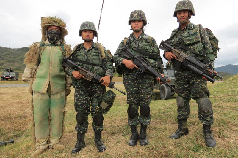 扛機槍開悍馬　陸戰隊女兵也可以（1） (圖)