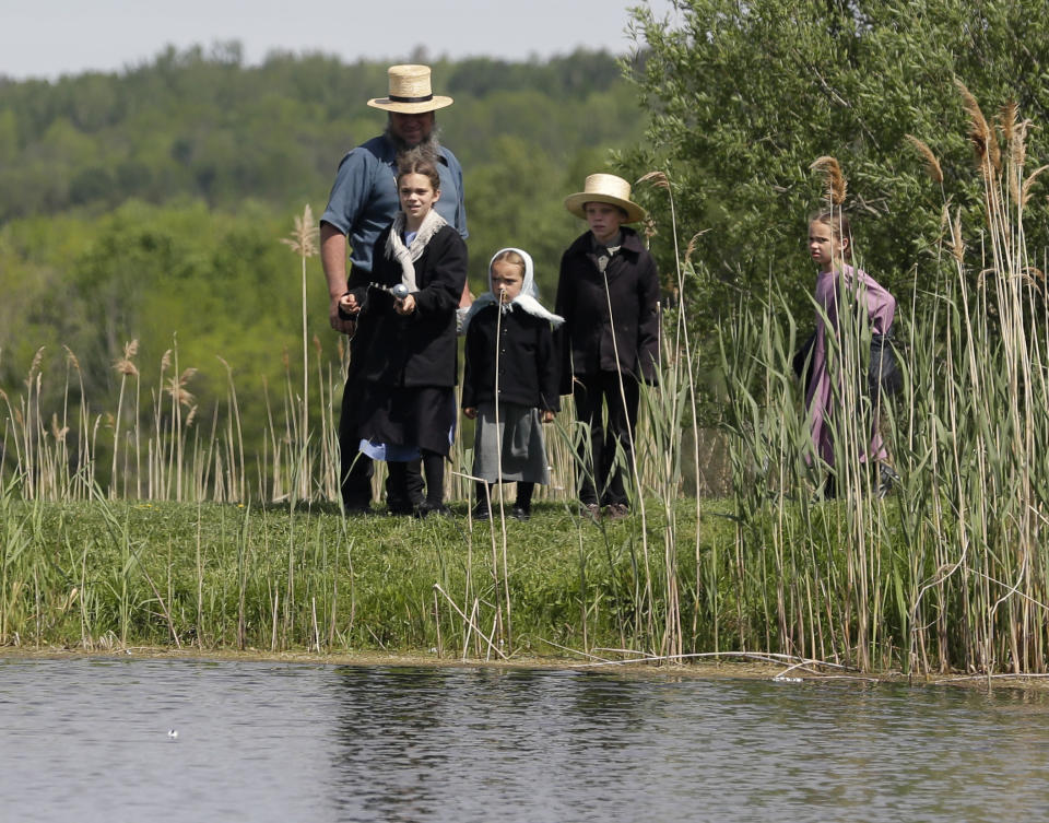 Una familia Amish en el estado de Nueva York. Los Amish viven en comunidades rurales aisladas, son tradicionalistas y conservadores y se apartan por lo general de la tecnología moderna. (AP Photo/Mike Groll)