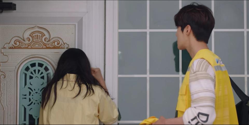 Since this is around the time that Hye Jin moved to Gongjin, she wasn't used to the Gongjin traditions and events. Despite that, Du Shik is determined to make Hye Jin fit in and shows up to her house to make her go to the neighborhood cleanup. I think this scene does a good job of showing just how different their two lifestyles are and how Hye Jin realizes she has to adapt to this new life ahead of her. 