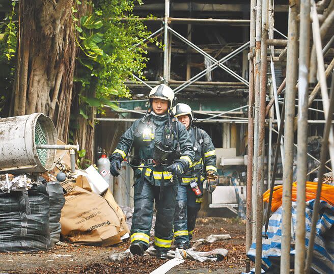 台大化工系實驗室17日發生火警，導致9名學生送醫，火勢撲滅後消防隊員收拾裝具準備離開。（范揚光攝）