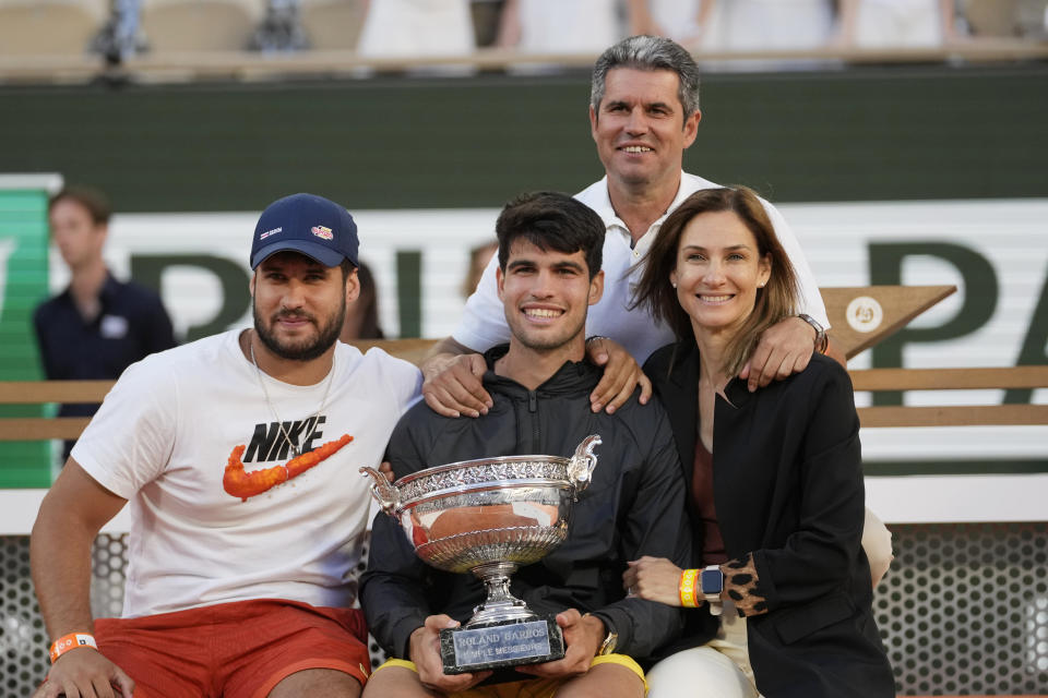 El español Carlos Alcaraz, campeón del Abierto de Francia, posa para las fotos con su madre Virginia Garfia Escandón, su padre Carlos Alcaraz González y su hermano Álvaro Alcaraz tras la final que ganó ante el alemán Alexander Zverev el domingo 9 de junio del 2024. (AP Foto/Thibault Camus)