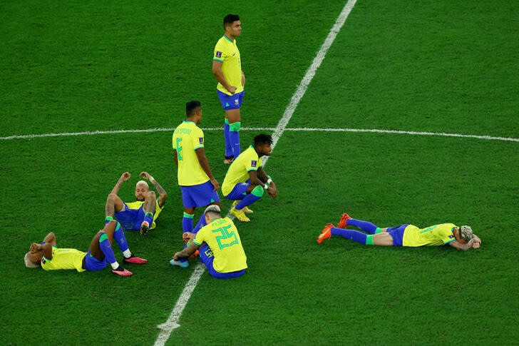 Foto del viernes de los futbolistas de Brasil reaccionando tras la eliminación en los cuartos de final del Mundial