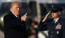 <p>US-Präsident Donald Trump hält nach seiner Landung auf der Andrews Air Force Base im US-amerikanischen Maryland auf dem Weg nach Washington den Daumen nach oben. (Bild: AP Photo/Carolyn Kaster) </p>
