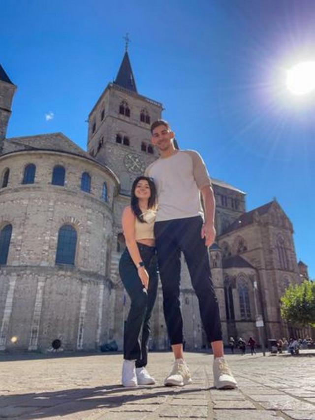 Couple with 22ins height difference get asked awkward questions about sex  'all the time