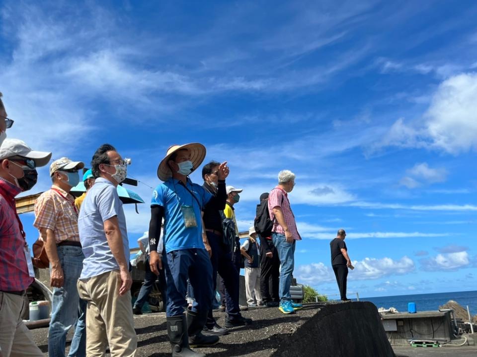 《圖說》觀旅局長楊宗珉〈左二〉與踩線團業者一起走訪貢寮，力推深度體驗遊。〈觀旅局提供〉