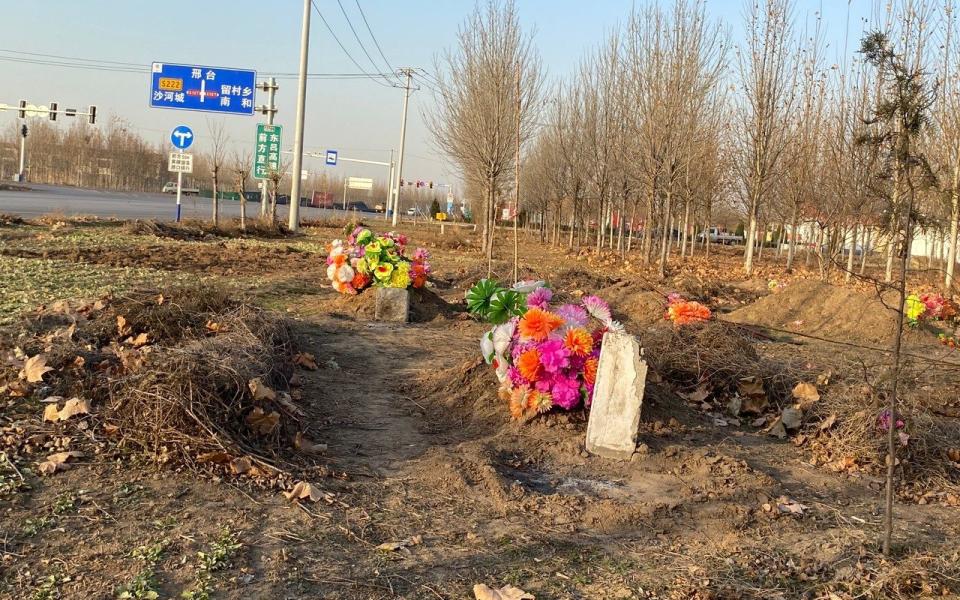 Makeshift graves for the victims of Covid-19 in Shaanxi province - Eva Rammeloo